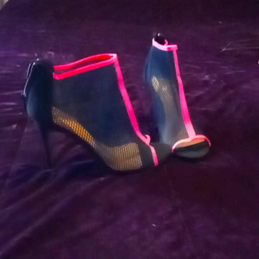 Size 8.5W mesh black and pink 4inch bootie heels